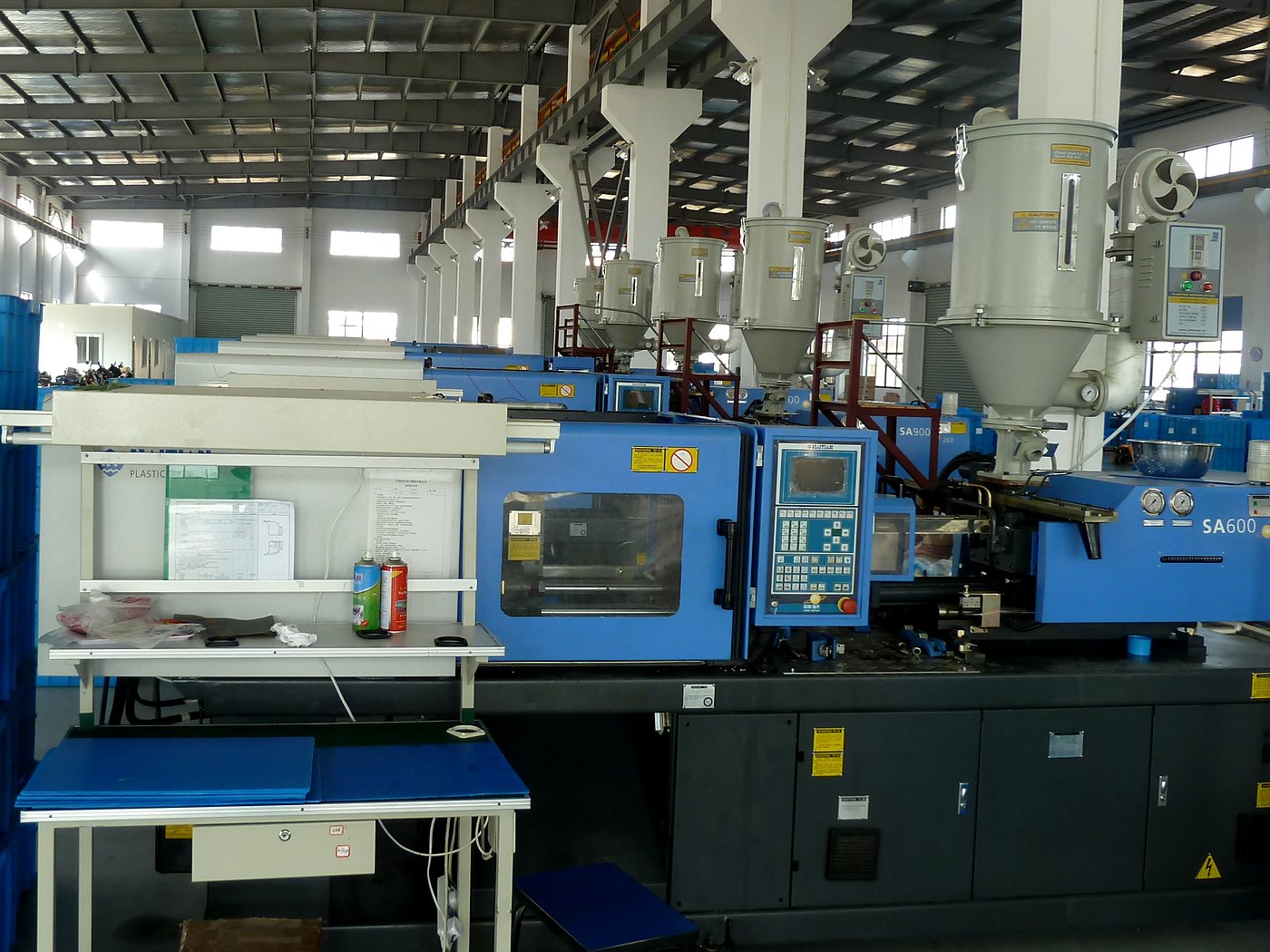 The injection molding workshop at Hengtai